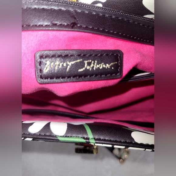 Betsey Johnson Quilted Puffed Daisy Print Bag. - Picture 7 of 10